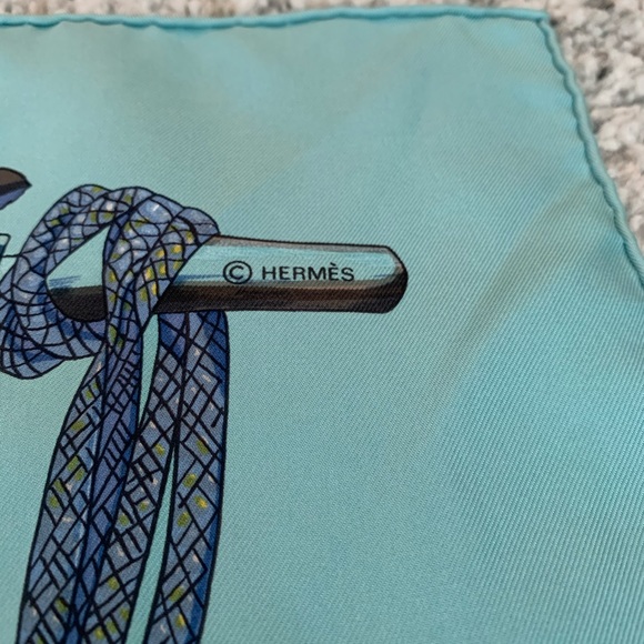 HERMÈS Le carré (square) 100%silk scarf - Picture 5 of 10